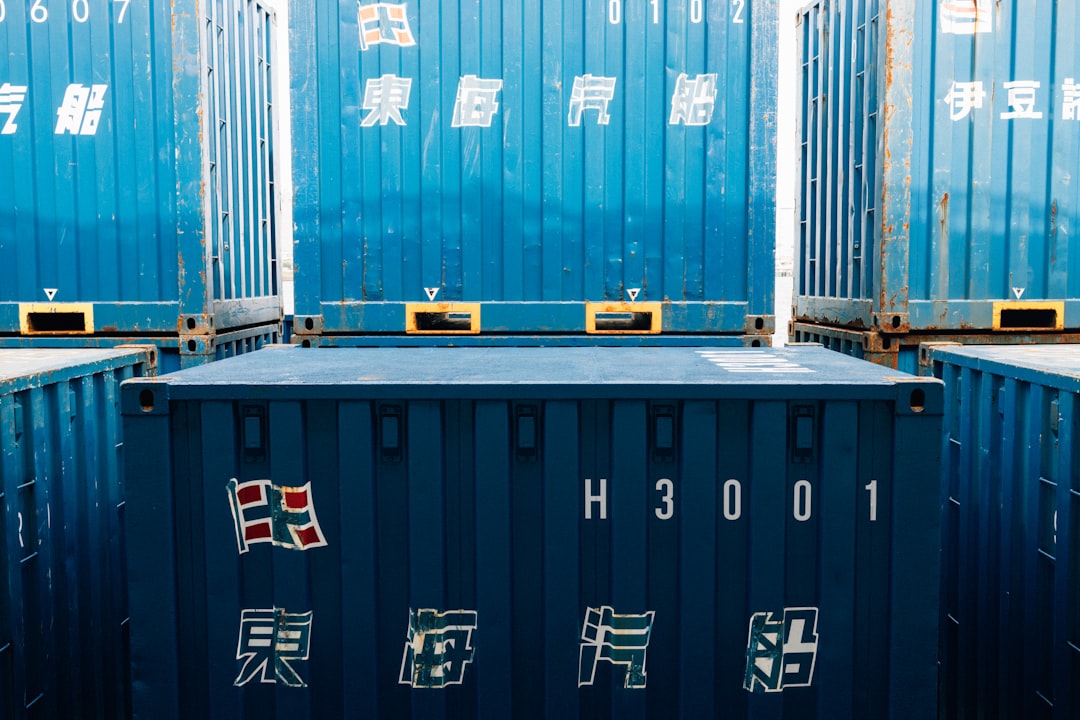Containers de carga empilhados em porto de exportação