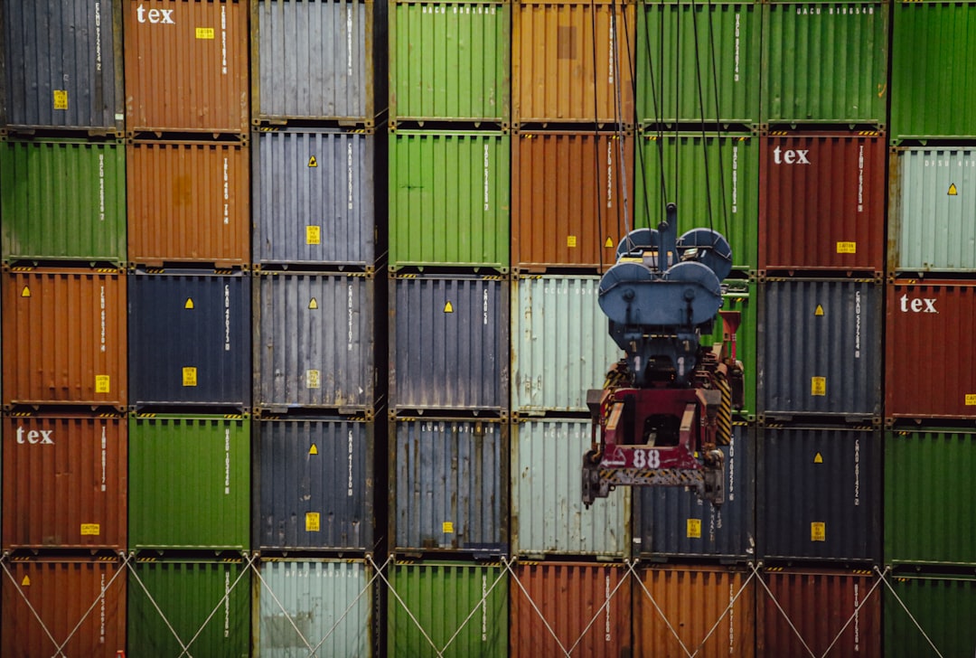 Contêineres de exportação em porto para transporte de cargas