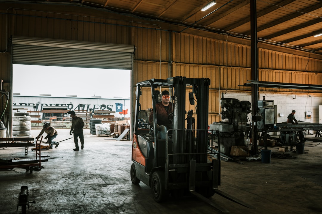 Operador de empilhadeira em armazém logístico