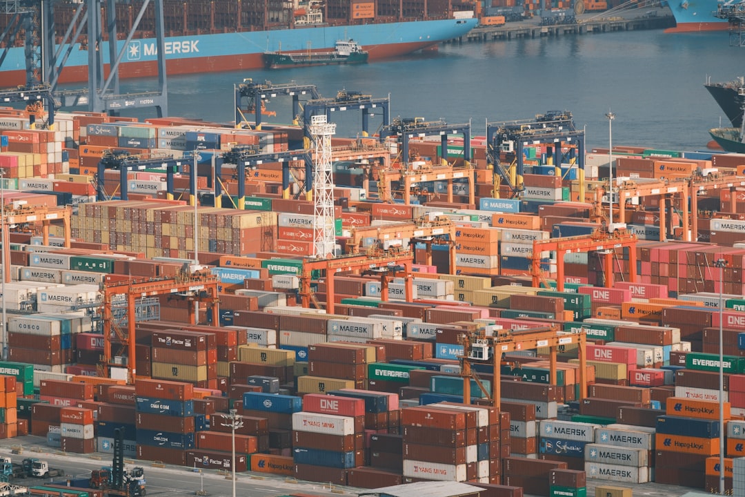 Porto de exportação movimentado com containers empilhados