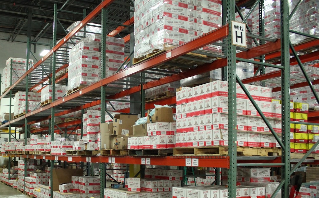 Prateleiras de armazem com caixas organizadas para distribuicao