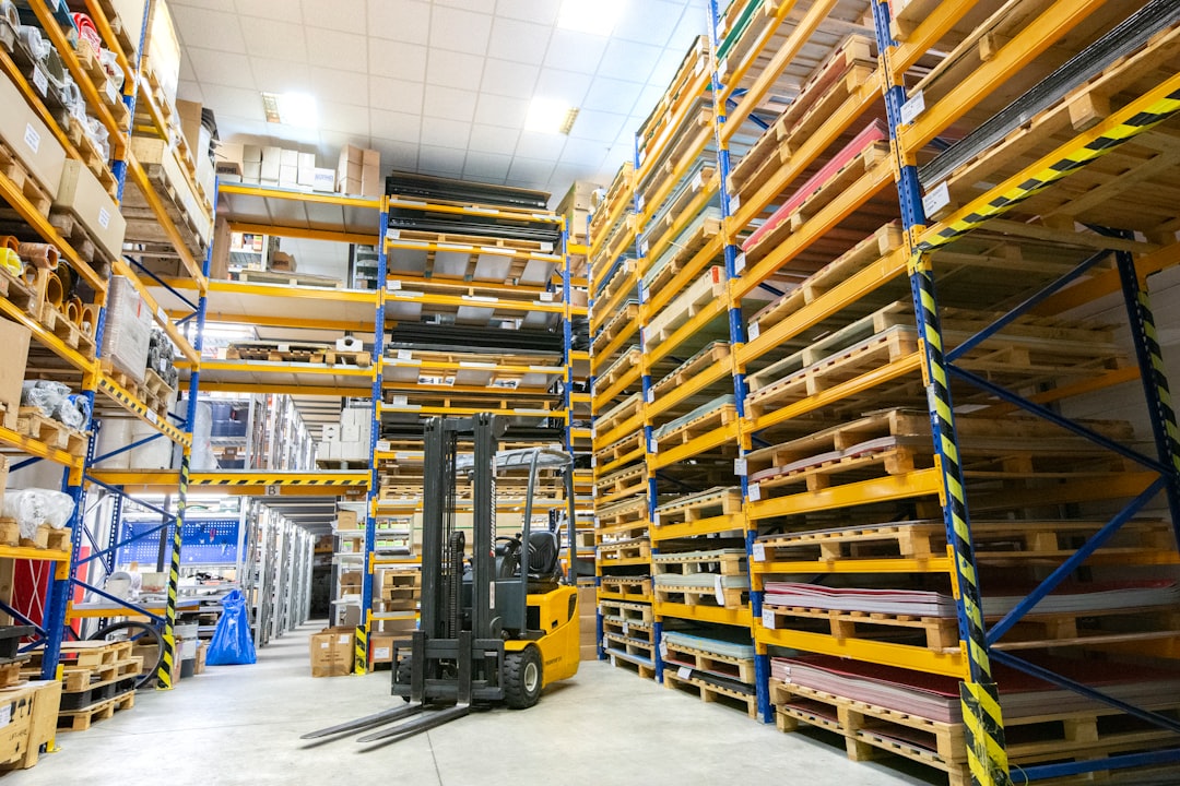 Grande armazém com pallets organizados em estruturas de porta-pallet