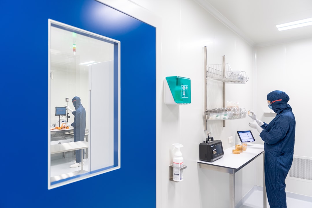 Profissional em jaleco branco em laboratório farmacêutico