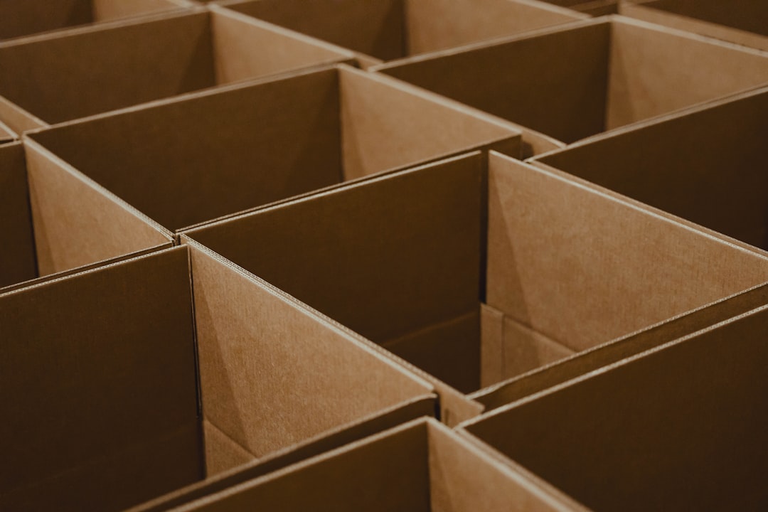 Caixas de papelao abertas para embalagem e distribuicao