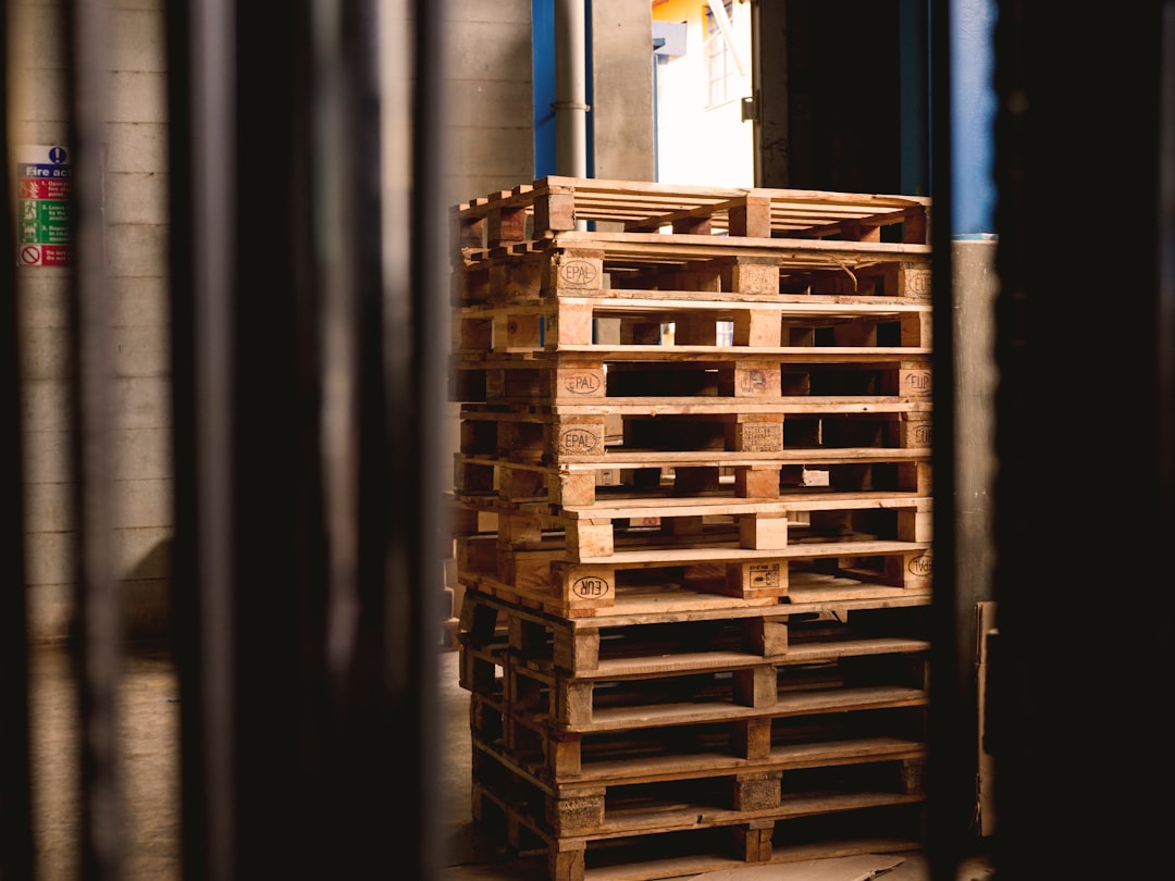 Pallets de madeira empilhados em área de armazenagem