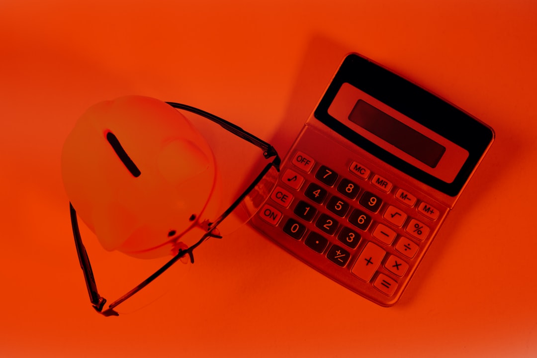 Cofre e calculadora representando custo e orçamento de compras industriais
