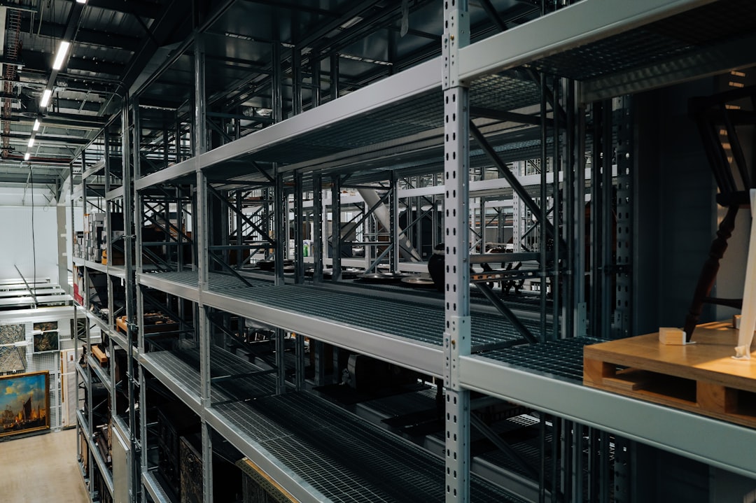 Prateleiras de armazenagem industrial com produtos empilhados