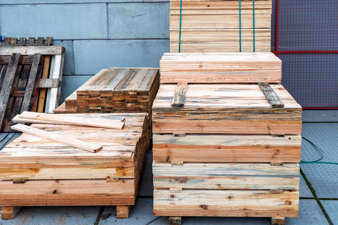 Caixas e pallets de madeira empilhados em area externa de armazem