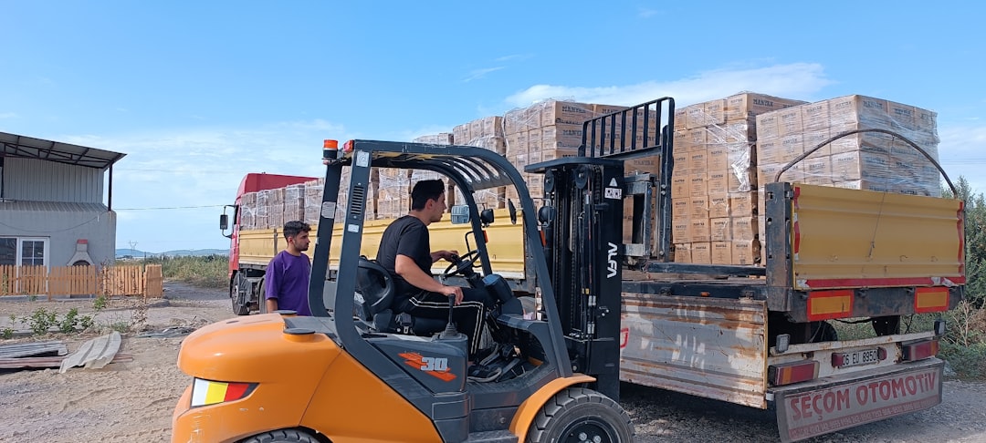Empilhadeira carregando pallets em operacao logistica