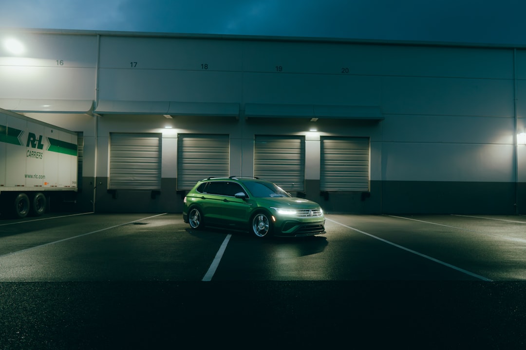 Caminhão de entrega estacionado em armazém industrial à noite