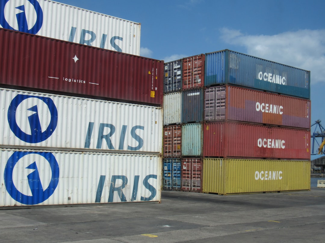 Porto de contêineres com cargas para exportação