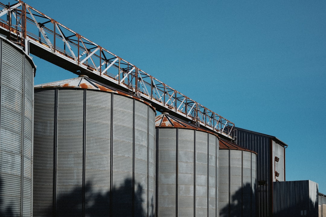 Silo de grãos com estrutura logística em área rural
