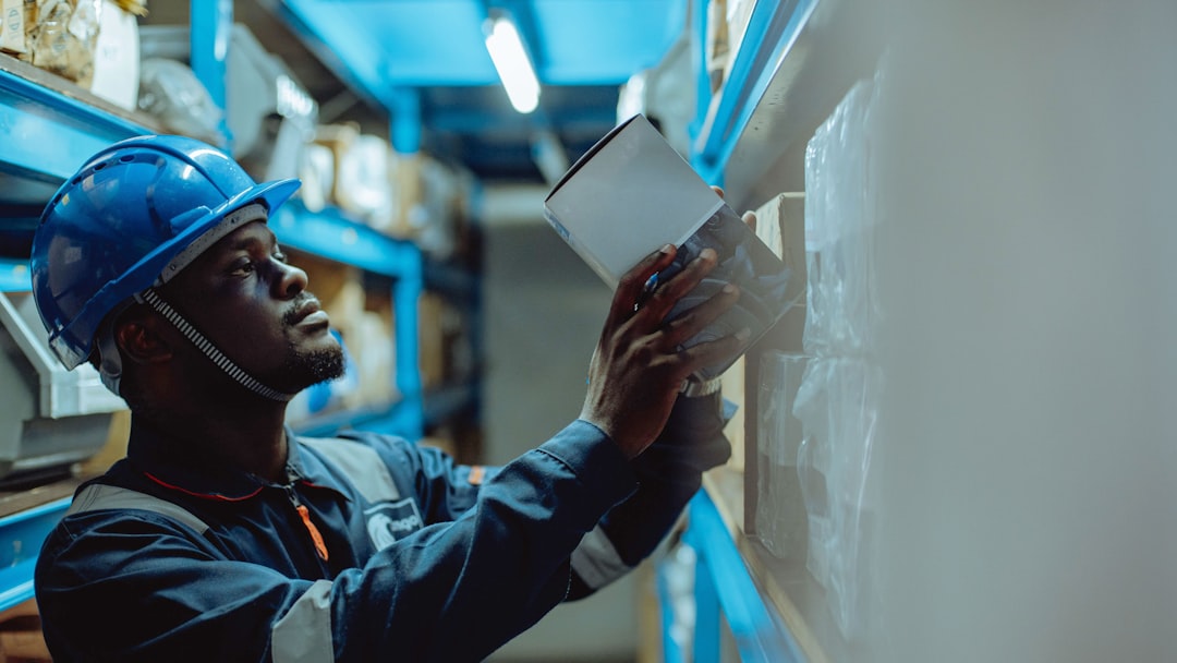 Técnico verificando conformidade de pallet com normas brasileiras